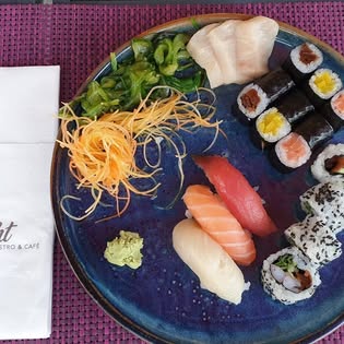 Sushi-Teller aus dem Aight Bistro & Café